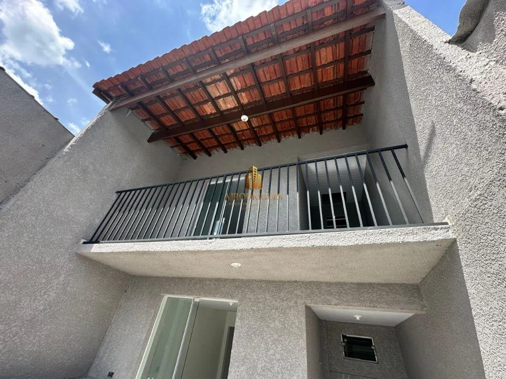 Sobrado para Venda em Mairinque, Jardim Vitória, 2 dormitórios, 1 banheiro, 4 vagas