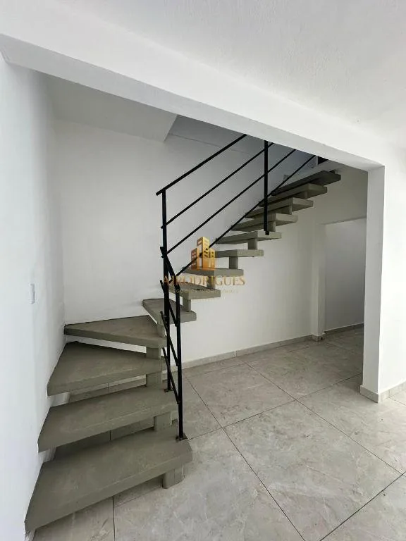 Sobrado para Venda em Mairinque, Jardim Vitória, 2 dormitórios, 1 banheiro, 4 vagas