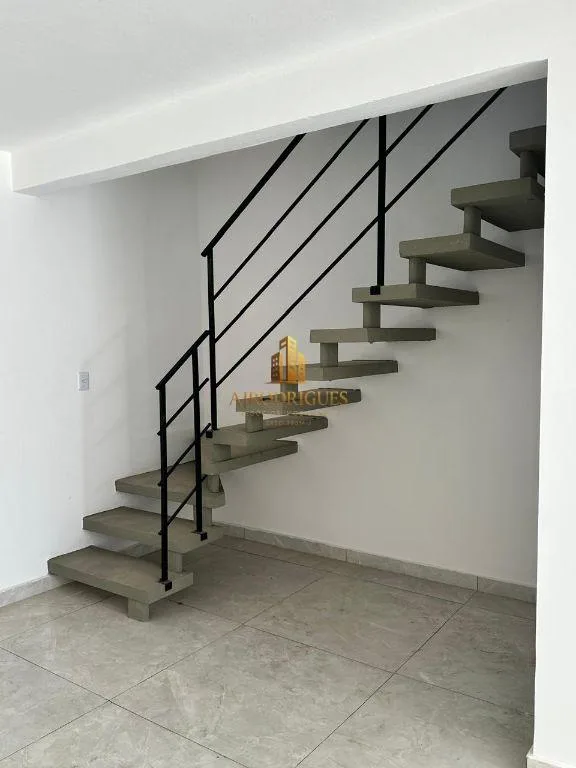 Sobrado para Venda em Mairinque, Jardim Vitória, 2 dormitórios, 1 banheiro, 4 vagas