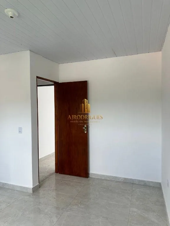 Sobrado para Venda em Mairinque, Jardim Vitória, 2 dormitórios, 1 banheiro, 4 vagas