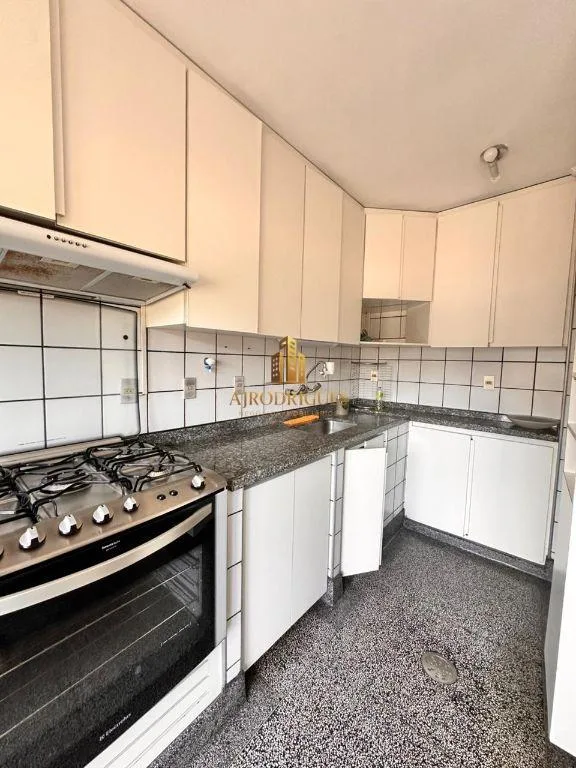 Casa para Venda em São Roque, Jardim Meny, 3 dormitórios, 3 suítes, 3 banheiros, 2 vagas
