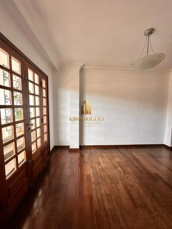 Casa para Venda em São Roque, Jardim Meny, 3 dormitórios, 3 suítes, 3 banheiros, 2 vagas