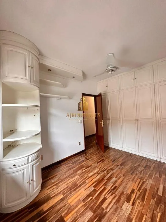 Casa para Venda em São Roque, Jardim Meny, 3 dormitórios, 3 suítes, 3 banheiros, 2 vagas