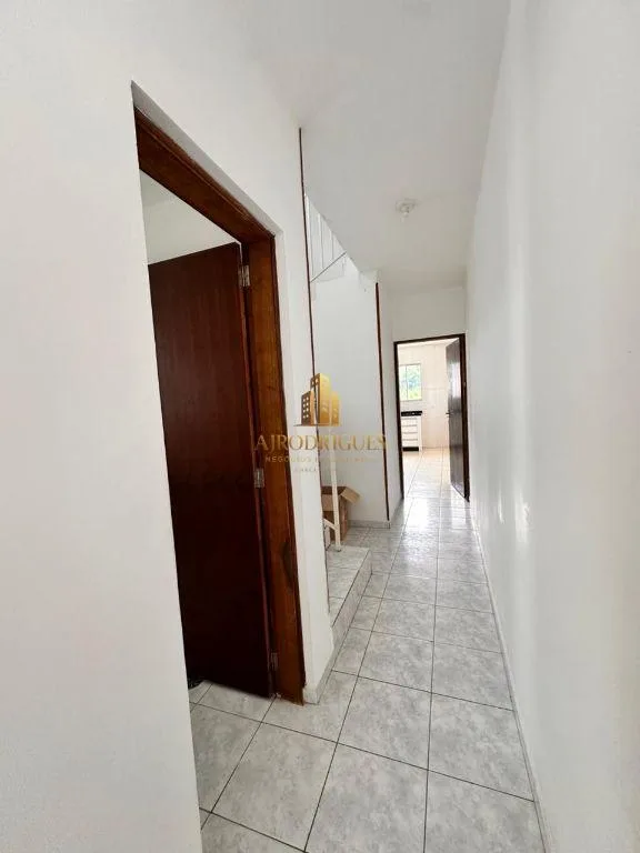 Sobrado para Locação em São Roque, Esplanada Mendes Moraes, 3 dormitórios, 1 suíte, 2 banheiros, 2 vagas