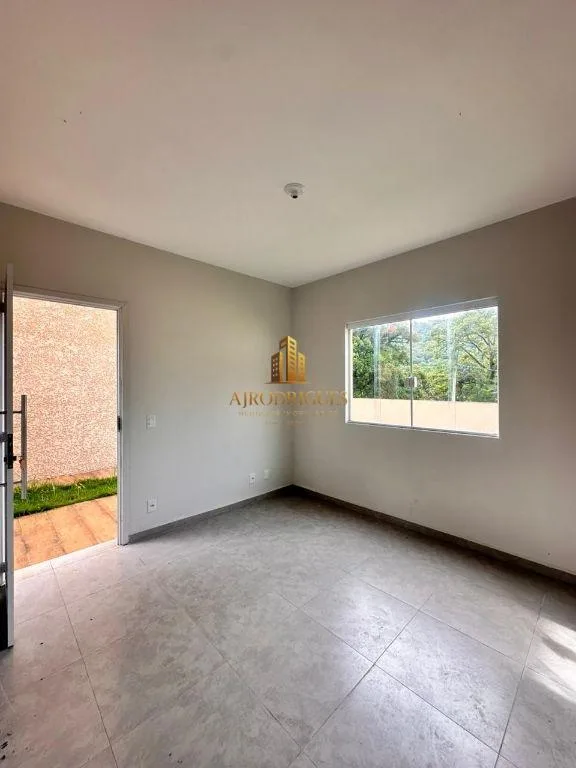 Casa para Venda em São Roque, Jardim Carambeí, 2 dormitórios, 2 banheiros, 1 vaga