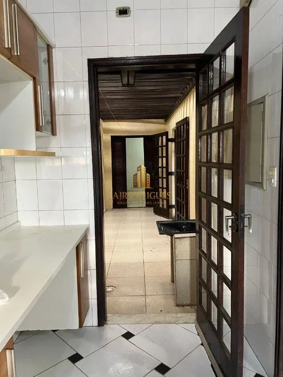 Sobrado para Venda em São Roque, Jardim Villaça, 3 dormitórios, 3 suítes, 3 banheiros, 3 vagas