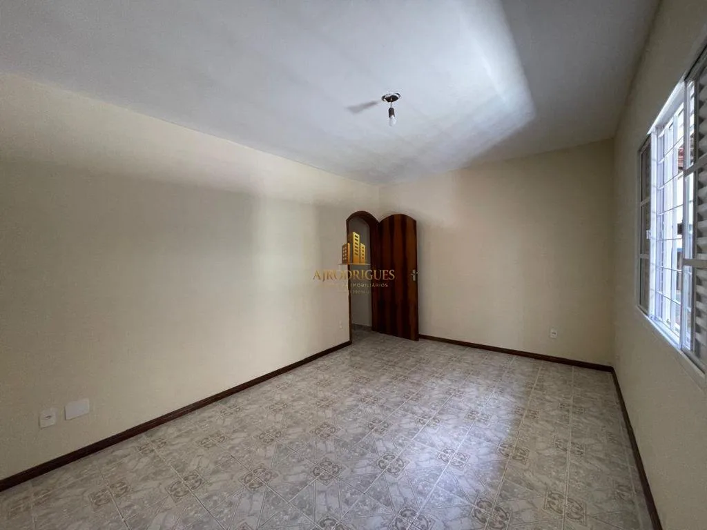 Casa para Venda em Alumínio, Não Informado, 3 dormitórios, 1 suíte, 2 banheiros, 8 vagas