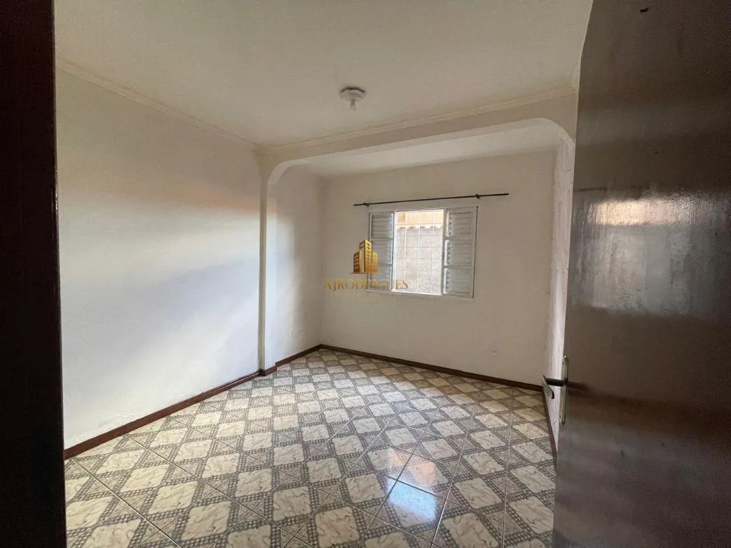 Casa para Venda em Alumínio, Não Informado, 3 dormitórios, 1 suíte, 2 banheiros, 8 vagas