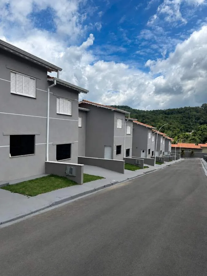 Sobrado em Condomínio para Locação em São Roque, Vila Santo Antônio, 2 dormitórios, 1 banheiro, 2 vagas