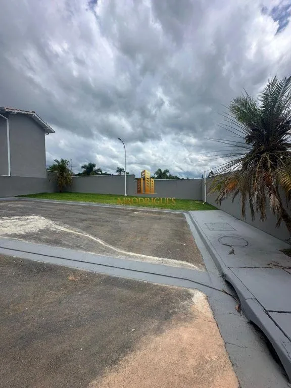Sobrado em Condomínio para Locação em São Roque, Vila Santo Antônio, 2 dormitórios, 1 banheiro, 2 vagas