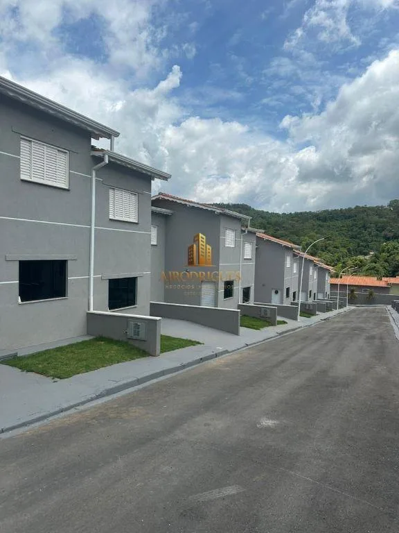 Sobrado em Condomínio para Locação em São Roque, Vila Santo Antônio, 2 dormitórios, 1 banheiro, 2 vagas