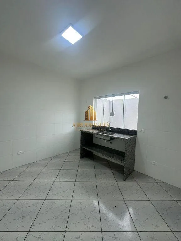 Sobrado em Condomínio para Locação em São Roque, Vila Santo Antônio, 2 dormitórios, 1 banheiro, 2 vagas