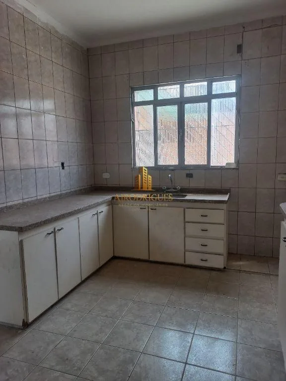 Sobrado para Venda em São Roque, Estação, 3 dormitórios, 1 suíte, 3 banheiros, 2 vagas
