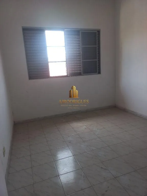 Sobrado para Venda em São Roque, Estação, 3 dormitórios, 1 suíte, 3 banheiros, 2 vagas