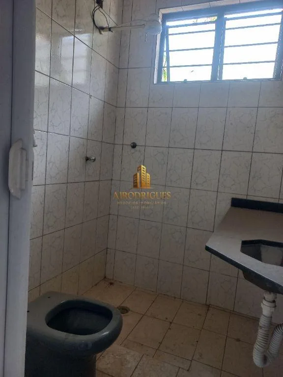 Sobrado para Venda em São Roque, Estação, 3 dormitórios, 1 suíte, 3 banheiros, 2 vagas