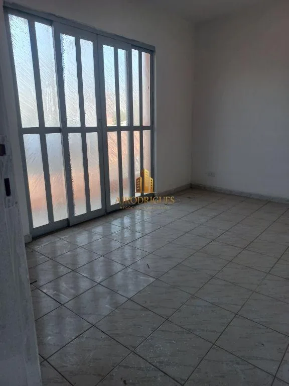 Sobrado para Venda em São Roque, Estação, 3 dormitórios, 1 suíte, 3 banheiros, 2 vagas