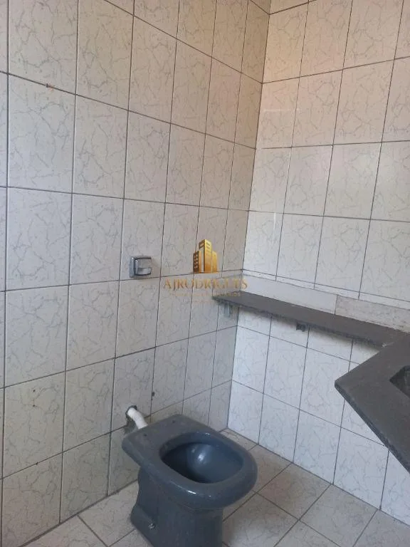 Sobrado para Venda em São Roque, Estação, 3 dormitórios, 1 suíte, 3 banheiros, 2 vagas