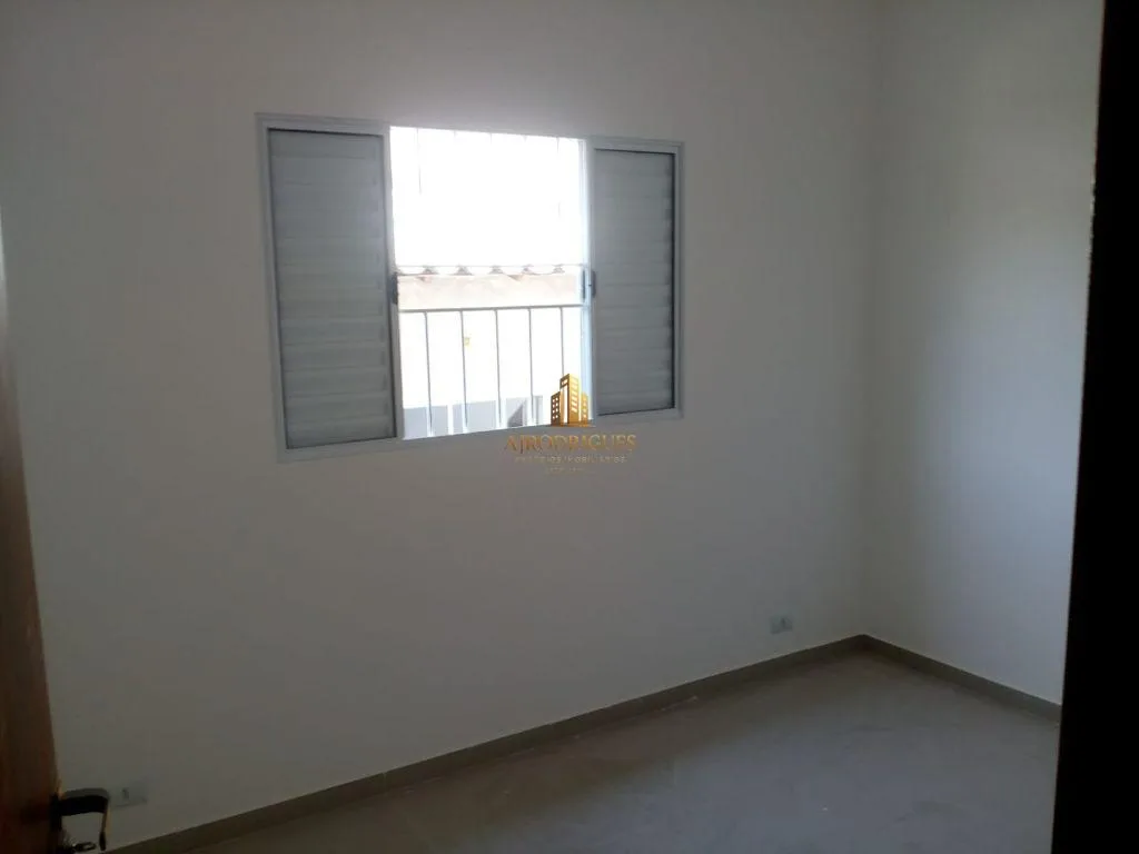 Sobrado para Venda em São Roque, Vila Guilhermina, 3 dormitórios, 1 suíte, 2 banheiros, 2 vagas