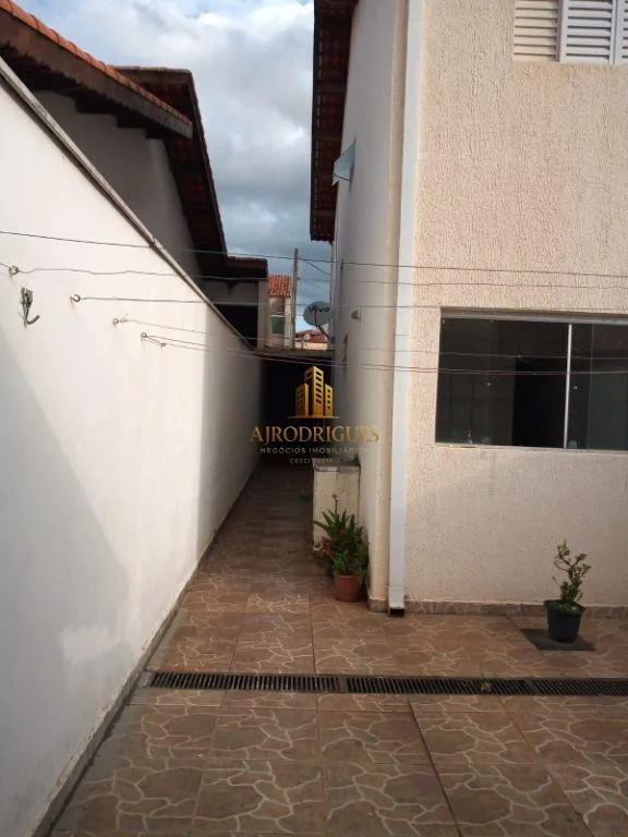 Sobrado para Venda em São Roque, Vila Santo Antônio, 2 dormitórios, 2 banheiros, 2 vagas