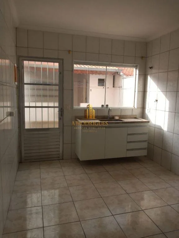 Sobrado para Venda em São Roque, Vila Santo Antônio, 2 dormitórios, 2 banheiros, 2 vagas