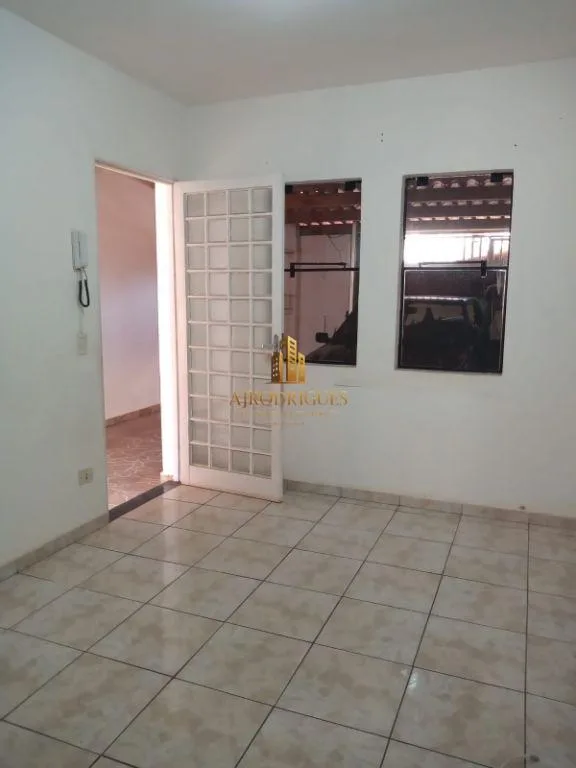 Sobrado para Venda em São Roque, Vila Santo Antônio, 2 dormitórios, 2 banheiros, 2 vagas