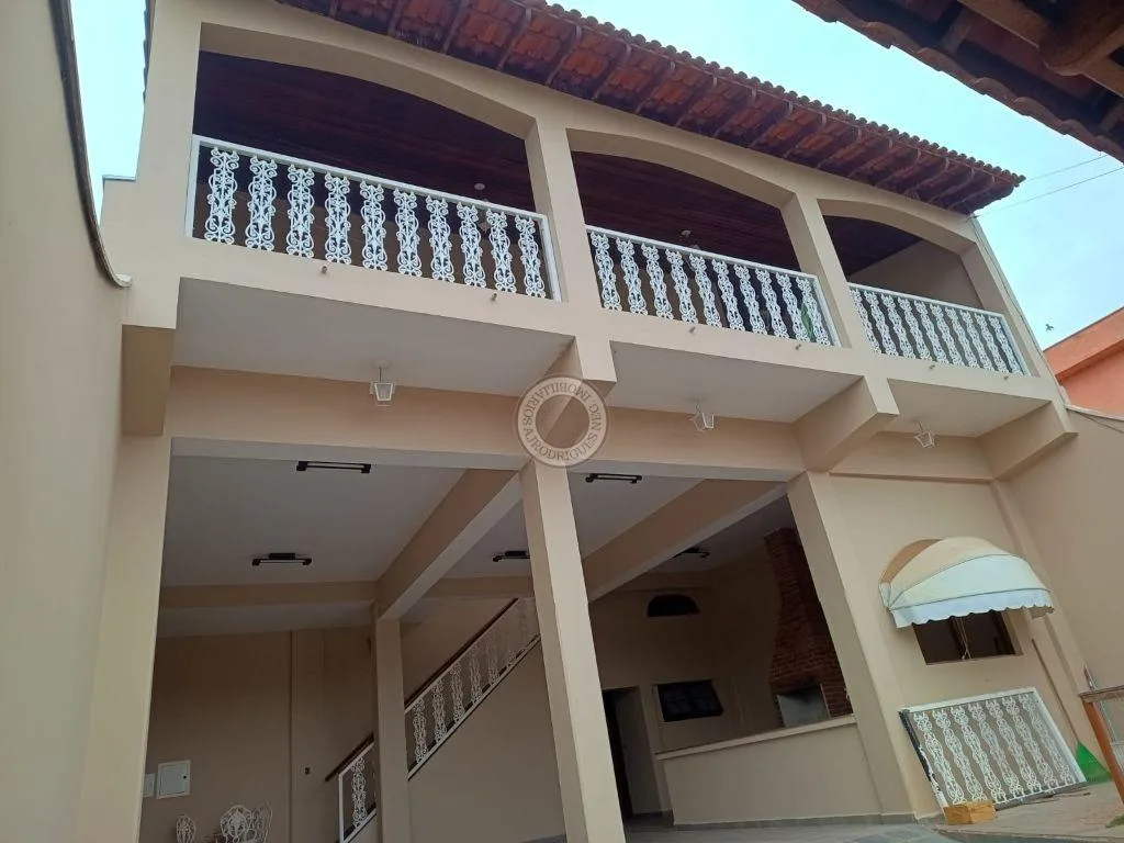 Sobrado para Venda em São Roque, Paisagem Colonial, 3 dormitórios, 1 suíte, 2 banheiros, 4 vagas