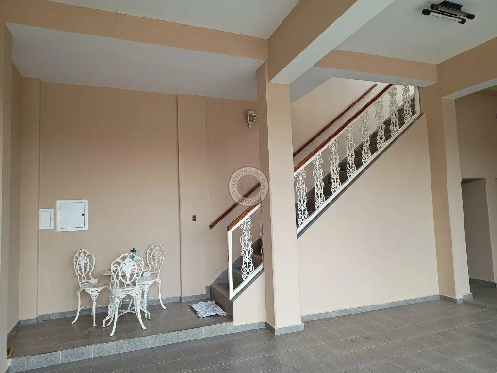 Sobrado para Venda em São Roque, Paisagem Colonial, 3 dormitórios, 1 suíte, 2 banheiros, 4 vagas