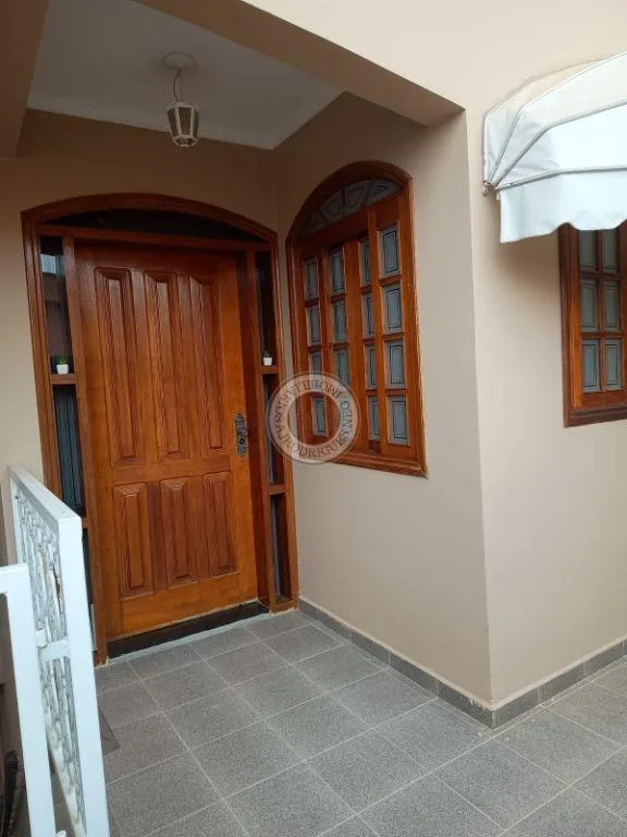 Sobrado para Venda em São Roque, Paisagem Colonial, 3 dormitórios, 1 suíte, 2 banheiros, 4 vagas