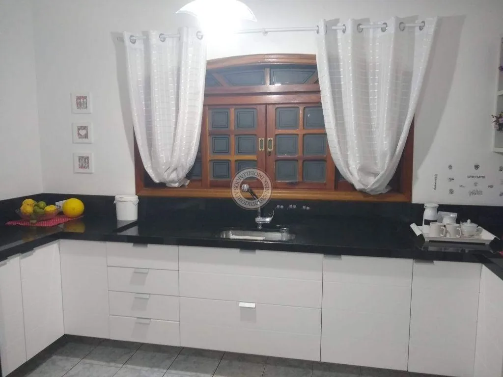 Sobrado para Venda em São Roque, Paisagem Colonial, 3 dormitórios, 1 suíte, 2 banheiros, 4 vagas