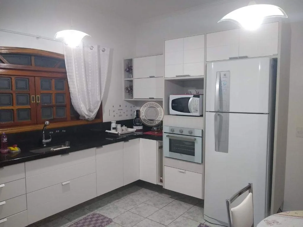 Sobrado para Venda em São Roque, Paisagem Colonial, 3 dormitórios, 1 suíte, 2 banheiros, 4 vagas
