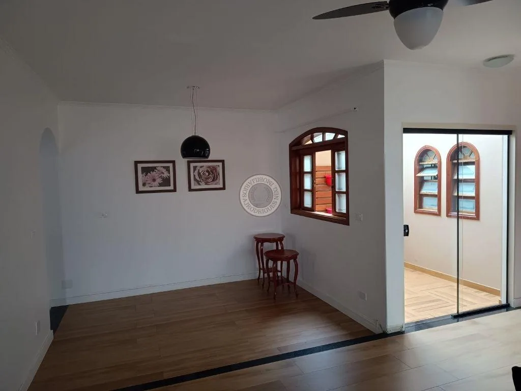 Sobrado para Venda em São Roque, Paisagem Colonial, 3 dormitórios, 1 suíte, 2 banheiros, 4 vagas