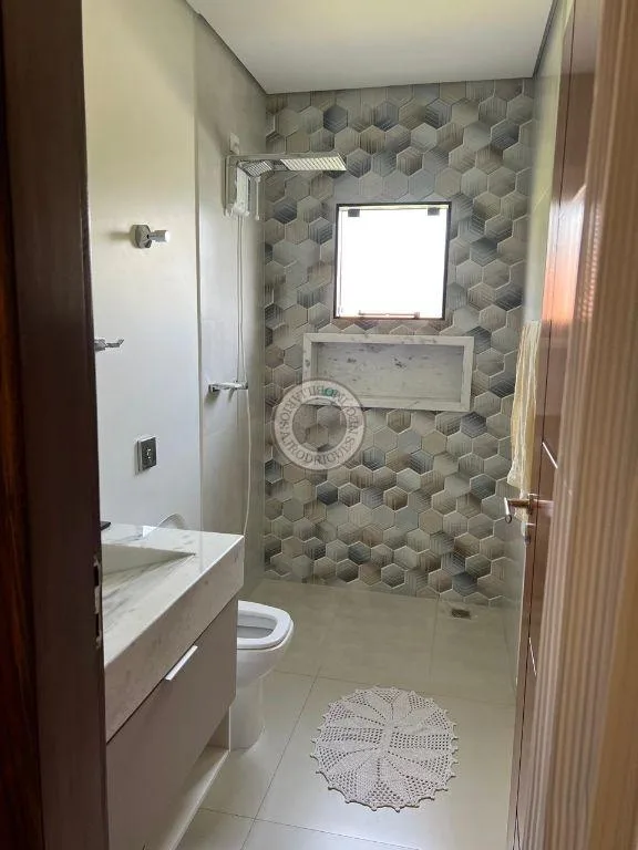 Casa para Venda em São Roque, Bairro do Rosário (Mailasqui), 2 dormitórios, 1 suíte, 4 banheiros, 10 vagas
