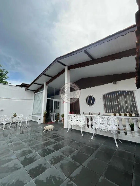 Casa para Venda em São Roque, Taboão, 4 dormitórios, 2 suítes, 4 banheiros, 2 vagas