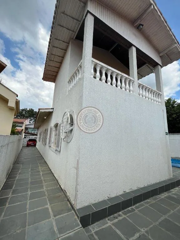 Casa para Venda em São Roque, Taboão, 4 dormitórios, 2 suítes, 4 banheiros, 2 vagas