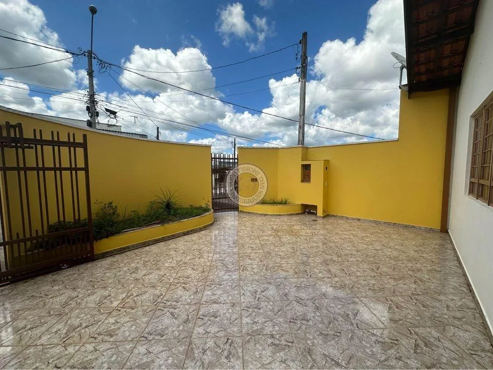 Casa para Venda em São Roque, Jardim Rene, 3 dormitórios, 1 suíte, 2 banheiros, 3 vagas