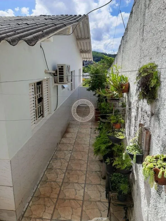 Casa para Venda em São Roque, Jardim Esther, 3 dormitórios, 1 suíte, 2 banheiros, 2 vagas