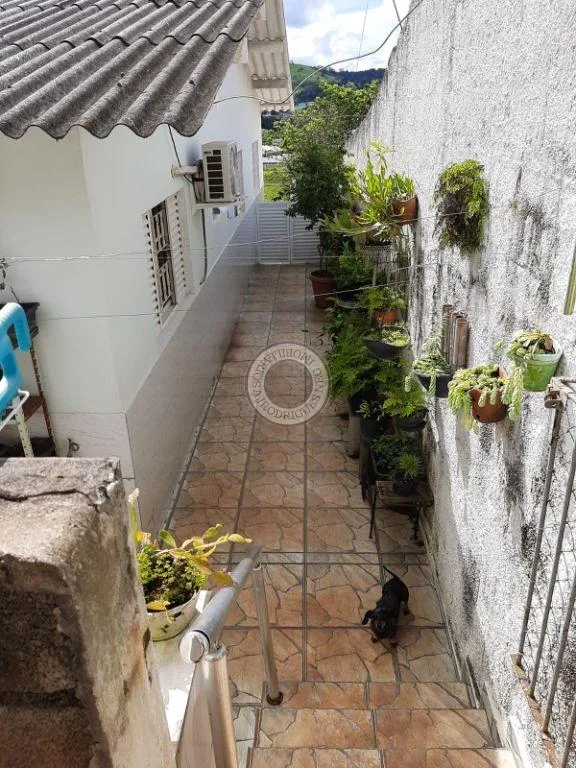 Casa para Venda em São Roque, Jardim Esther, 3 dormitórios, 1 suíte, 2 banheiros, 2 vagas