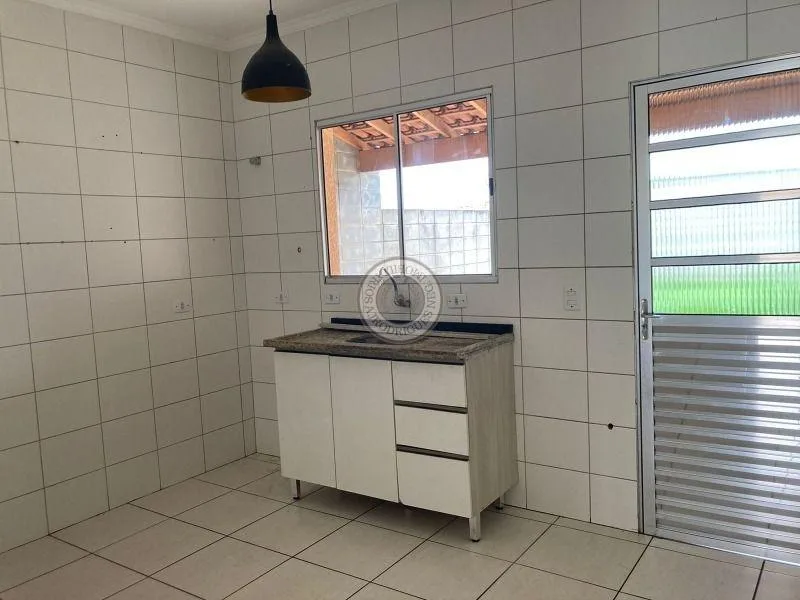 Sobrado para Venda em São Roque, Jardim Boa Vista, 2 dormitórios, 1 banheiro, 2 vagas