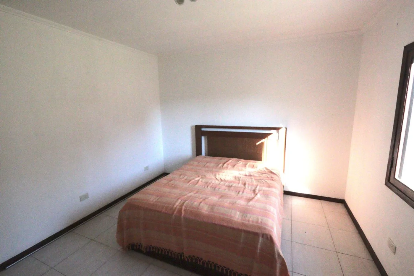Casa para Venda em São Roque, Jardim Villaça, 4 dormitórios, 1 suíte, 1 banheiro, 2 vagas