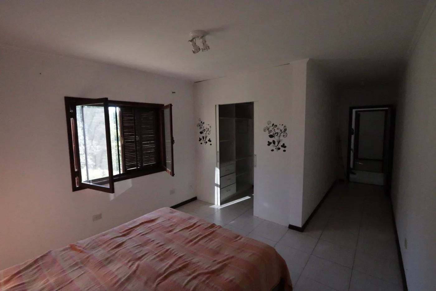 Casa para Venda em São Roque, Jardim Villaça, 4 dormitórios, 1 suíte, 1 banheiro, 2 vagas