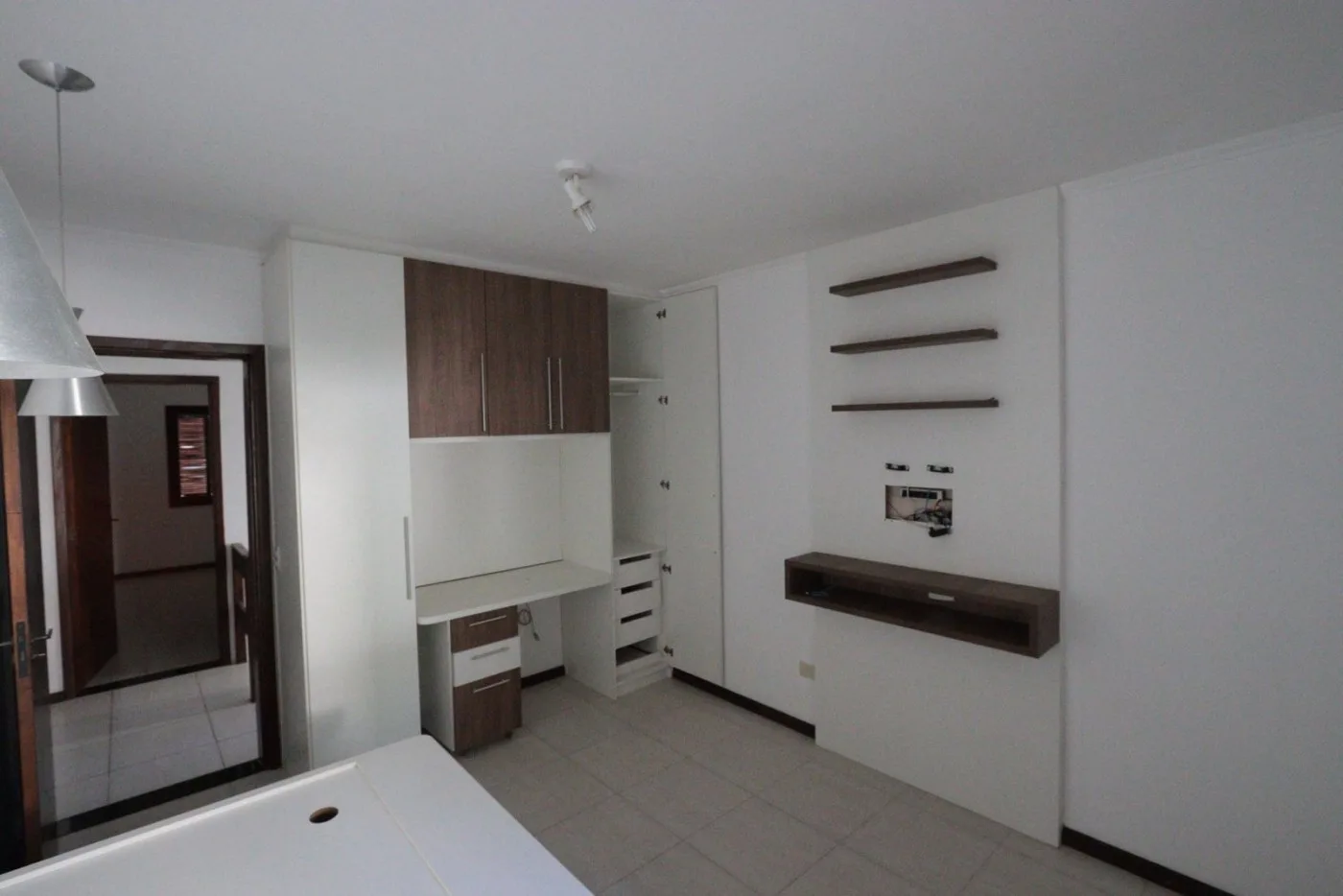 Casa para Venda em São Roque, Jardim Villaça, 4 dormitórios, 1 suíte, 1 banheiro, 2 vagas
