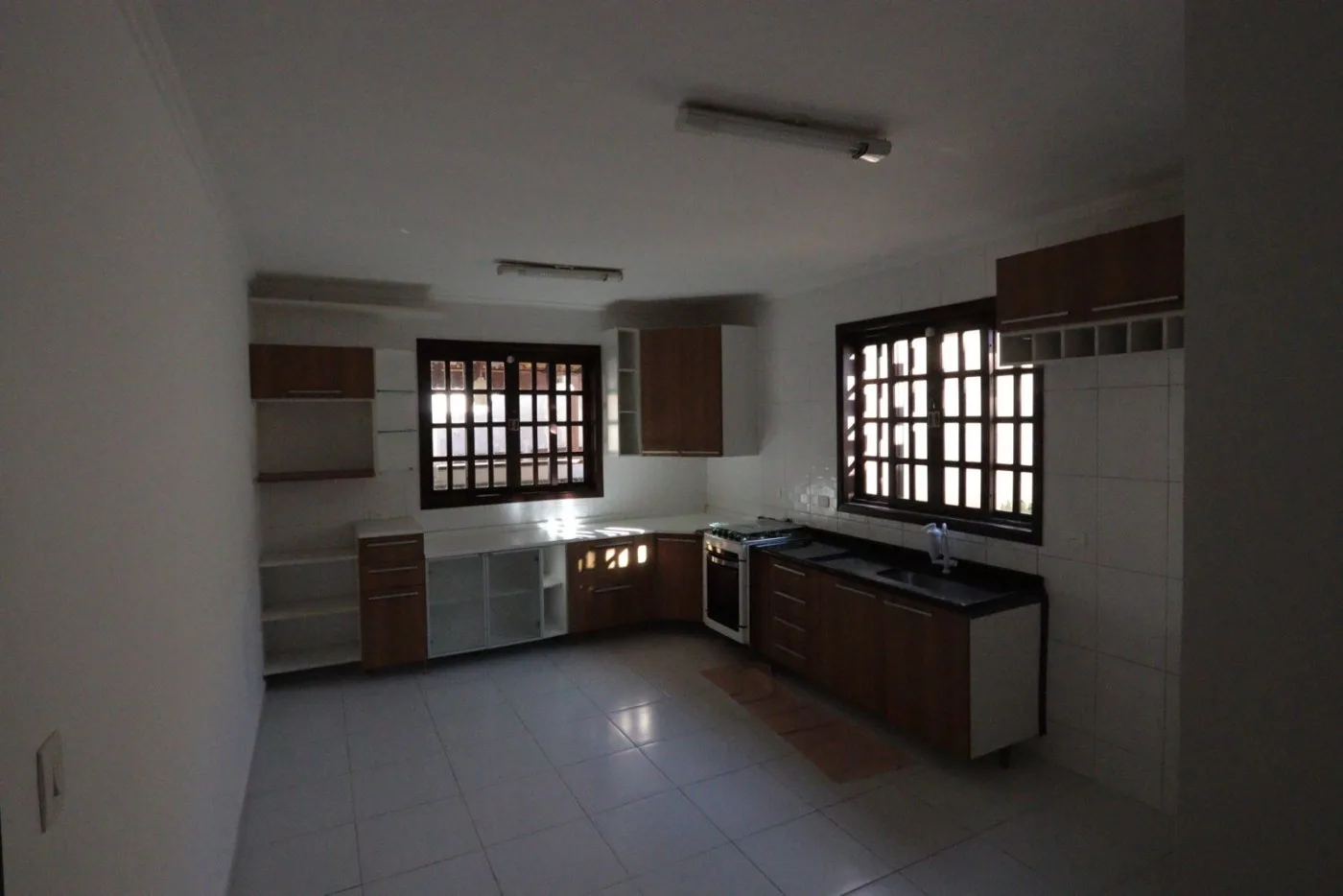 Casa para Venda em São Roque, Jardim Villaça, 4 dormitórios, 1 suíte, 1 banheiro, 2 vagas